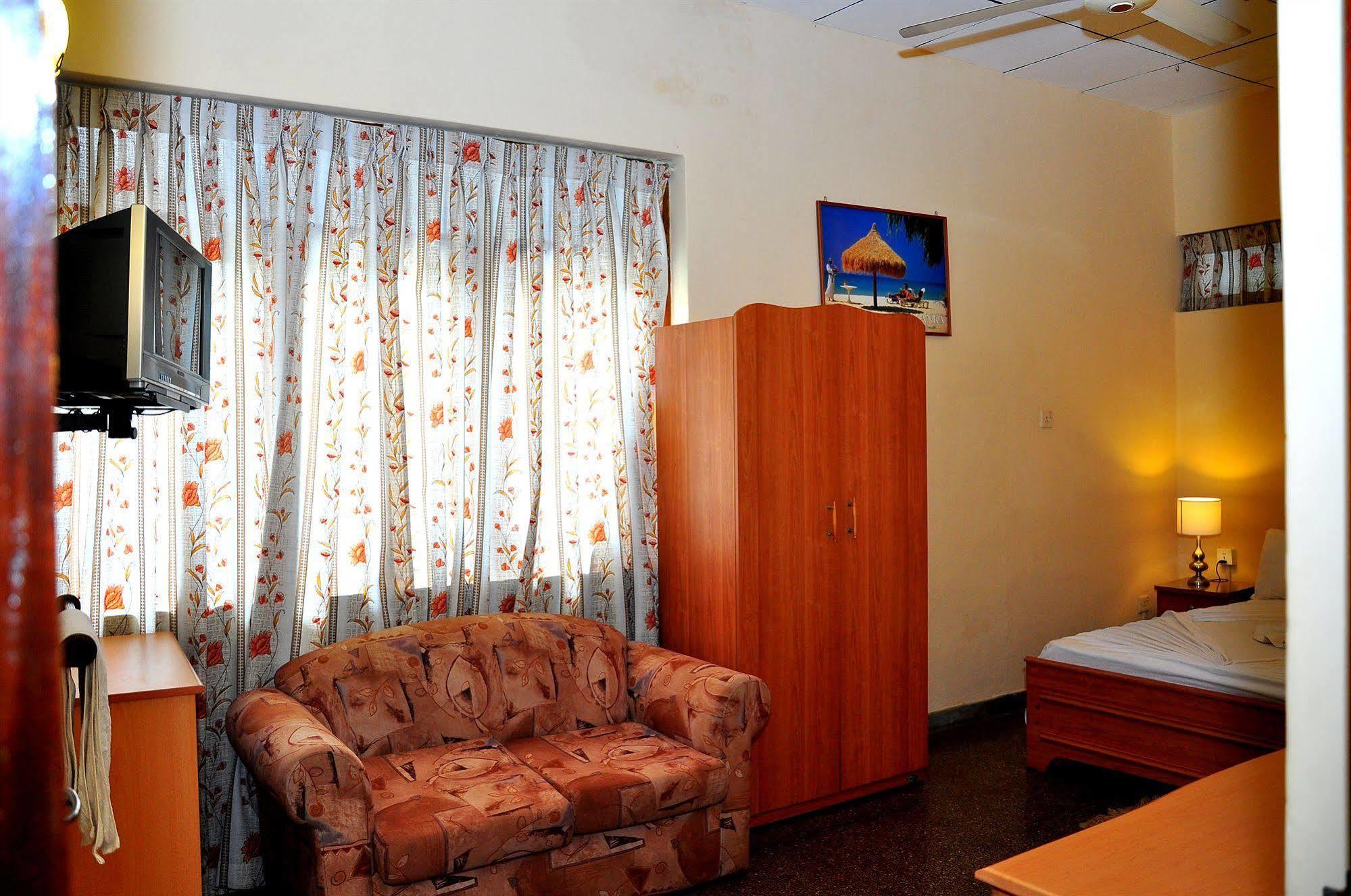 Milano Tourist Rest Hotel Anuradhapura Bagian luar foto